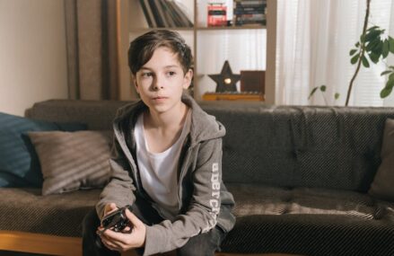 Plisy i rolety dzień-noc w mieszkaniu: dobór, pomiar i montaż krok po kroku