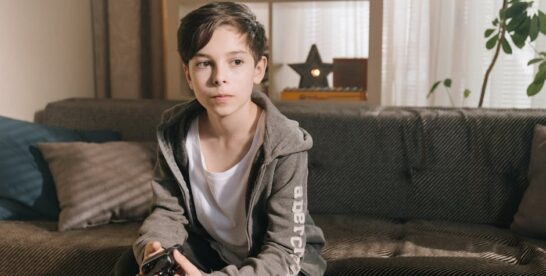 Plisy i rolety dzień-noc w mieszkaniu: dobór, pomiar i montaż krok po kroku