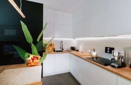 Oświetlenie szynowe w mieszkaniu: plan, dobór i montaż krok po kroku