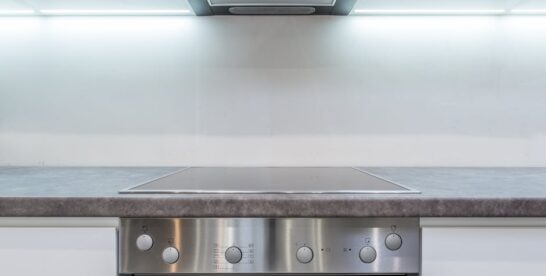 Okap kuchenny w mieszkaniu: rodzaje, dobór, montaż i prowadzenie kanału krok po kroku