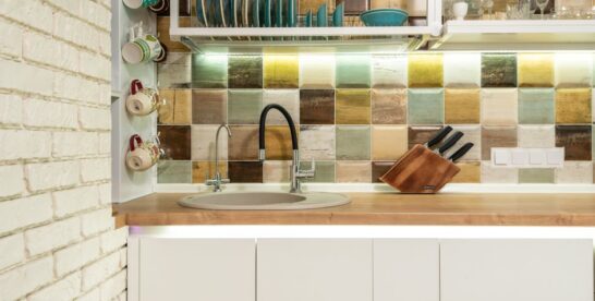 Szkło nad blatem w kuchni: rodzaje, pomiar, gniazdka i montaż krok po kroku