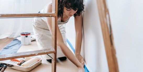 Malowanie ścian i sufitów w mieszkaniu: przygotowanie, farby i technika krok po kroku