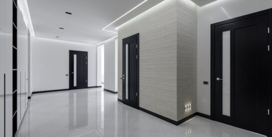 Drzwi wewnętrzne z ościeżnicą regulowaną: pomiar, montaż i regulacja krok po kroku