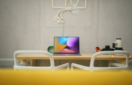 Tapeta winylowa w mieszkaniu: dobór, przygotowanie ścian i klejenie krok po kroku