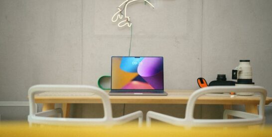 Tapeta winylowa w mieszkaniu: dobór, przygotowanie ścian i klejenie krok po kroku