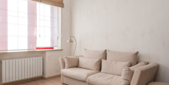 Korek w mieszkaniu: podłoga i ściana - rodzaje, dobór i montaż krok po kroku