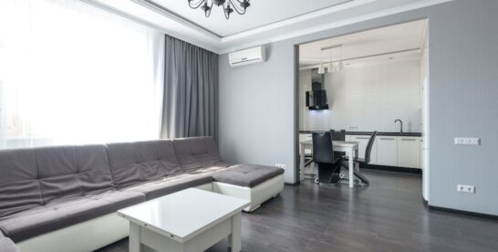 Klimatyzacja split w mieszkaniu: dobór mocy, montaż, skropliny i formalności krok po kroku