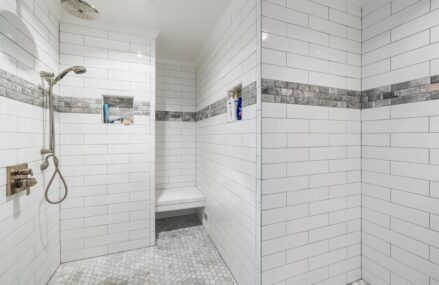 Mikrocement w mieszkaniu: podłoga i ściany - system, podłoże i aplikacja krok po kroku