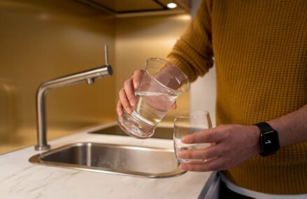 Filtr wody pod zlewem w mieszkaniu: wybór systemu, montaż i serwis krok po kroku