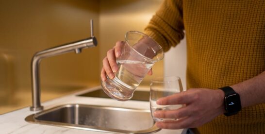 Filtr wody pod zlewem w mieszkaniu: wybór systemu, montaż i serwis krok po kroku