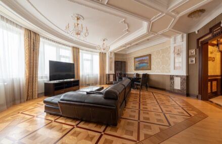 Sztukateria sufitowa w mieszkaniu: wybór profili, klejenie i malowanie krok po kroku