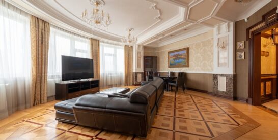 Sztukateria sufitowa w mieszkaniu: wybór profili, klejenie i malowanie krok po kroku