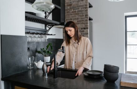 Zlewozmywak granitowy w kuchni: dobór, montaż, syfon i bateria krok po kroku